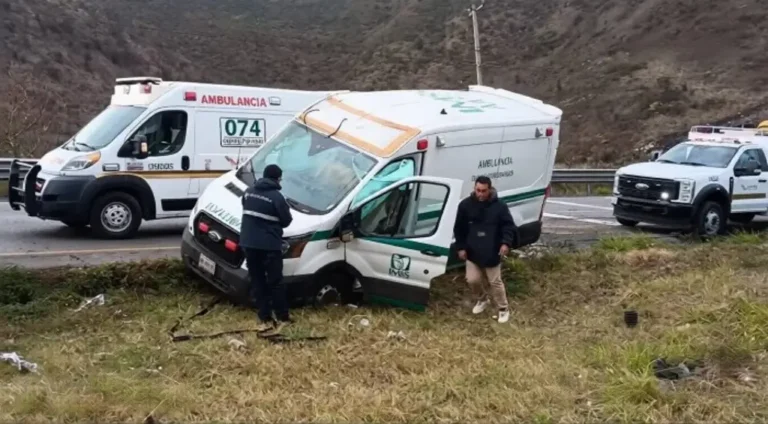 Ambulancia del IMSS vuelca en la autopista Veracruz-Puebla, a la altura de Maltrata