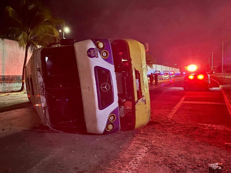¡FUERON 14 PASAJEROS LESIONADOS! EN VOLCADURA DE CAMIÓN URBANO EN VERACRUZ