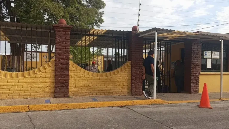 Amenaza de at3ntado a secundaria de Minatitlán causa alarma a padres de familia