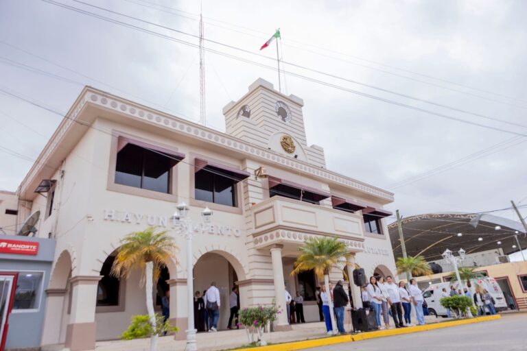 Oluta honra con orgullo a nuestra Bandera Nacional