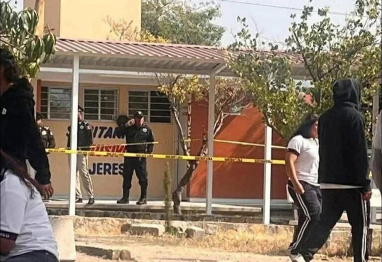Parto sorpresa en preparatoria de Chiapas; Estudiante de 16 años da a luz en los baños del plantel