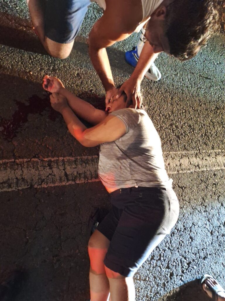 Muer3 mujer que sufrió accidente y cayó en un bache cerca del puente Oluta.