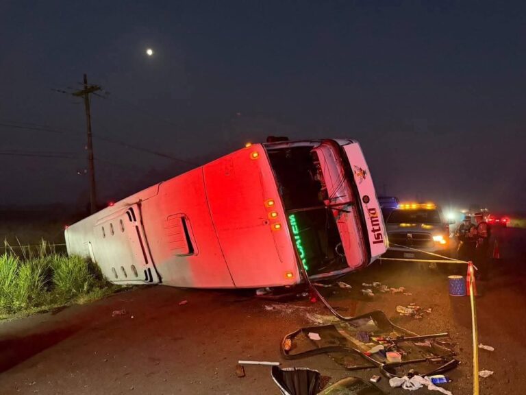 Autobús de la línea Transporte del istmo vuelca en la carretera Paso del Toro-Alvarado.