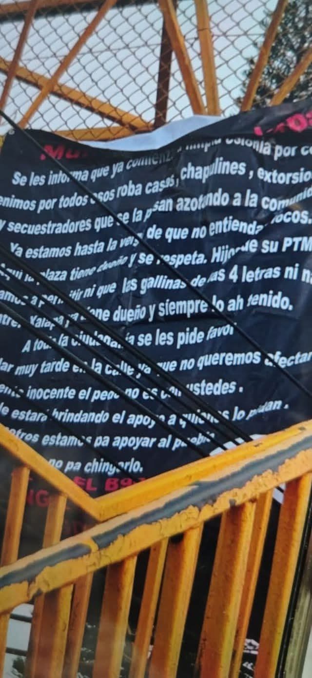 Aparecen narcomantas en el puente de Plaza Cristal de esta ciudad de Xalapa.