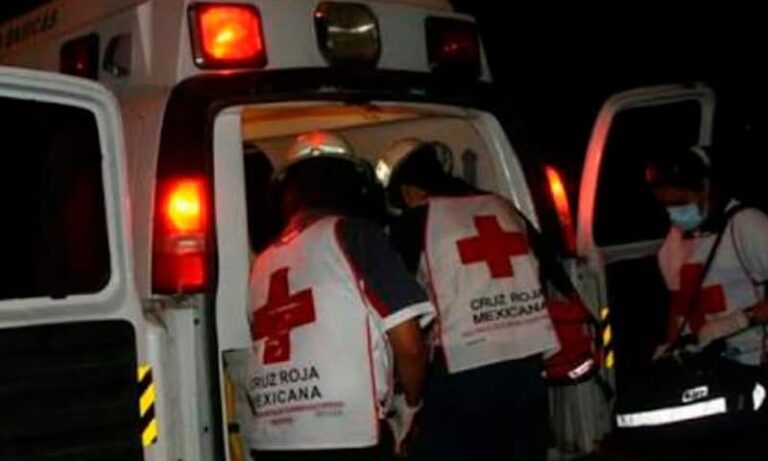 Menores en moto, sin casco y de noche proyectados por auto en Veracruz