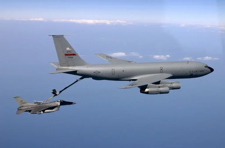 Confirma ejército de EU caída de avión cisterna Stratotanker en Irak