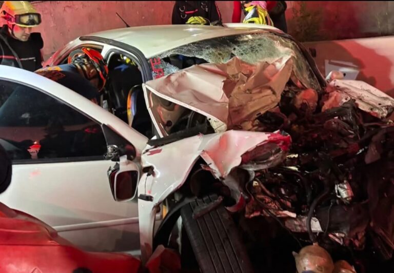 Tres pierden la vida tras chocar contra muro este sábado