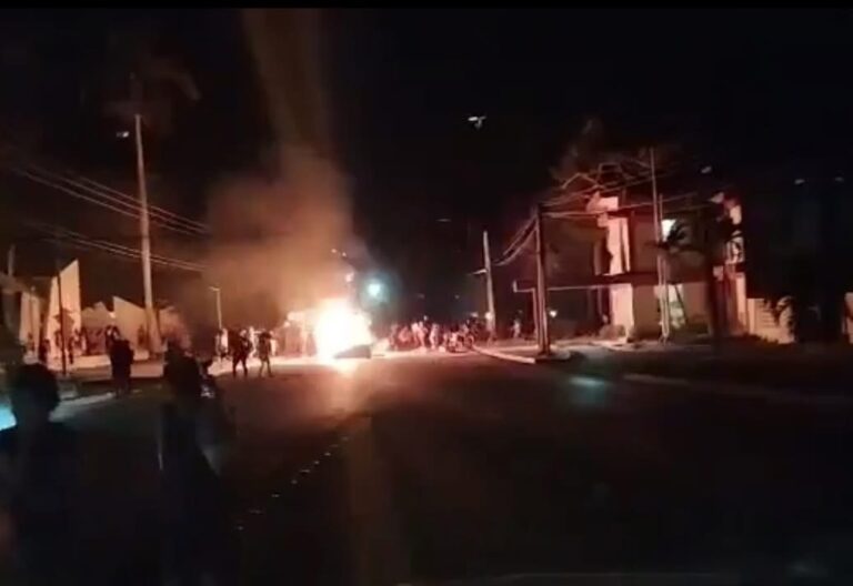 Reportan protestas masivas en Cuba. Queman sede del Partido Comunista