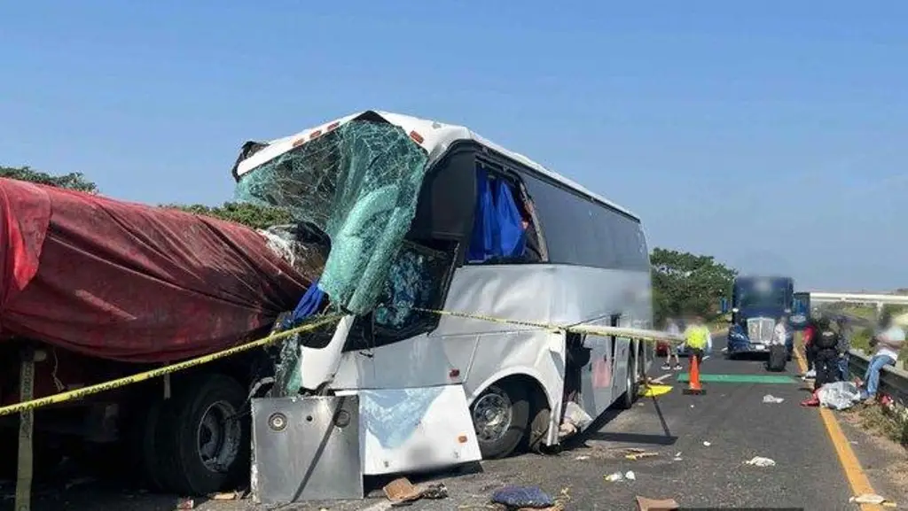 Se registra fuerte accidente en la autopista Tinaja-Cosoleacaque