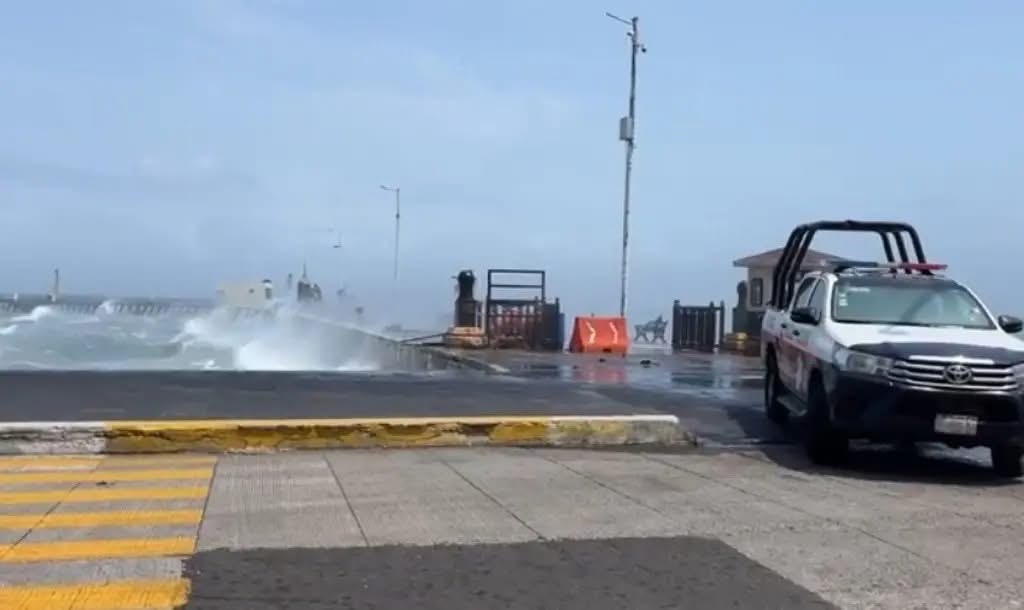Rescatan a turistas varados en muelle de Veracruz ante fuerte viento
