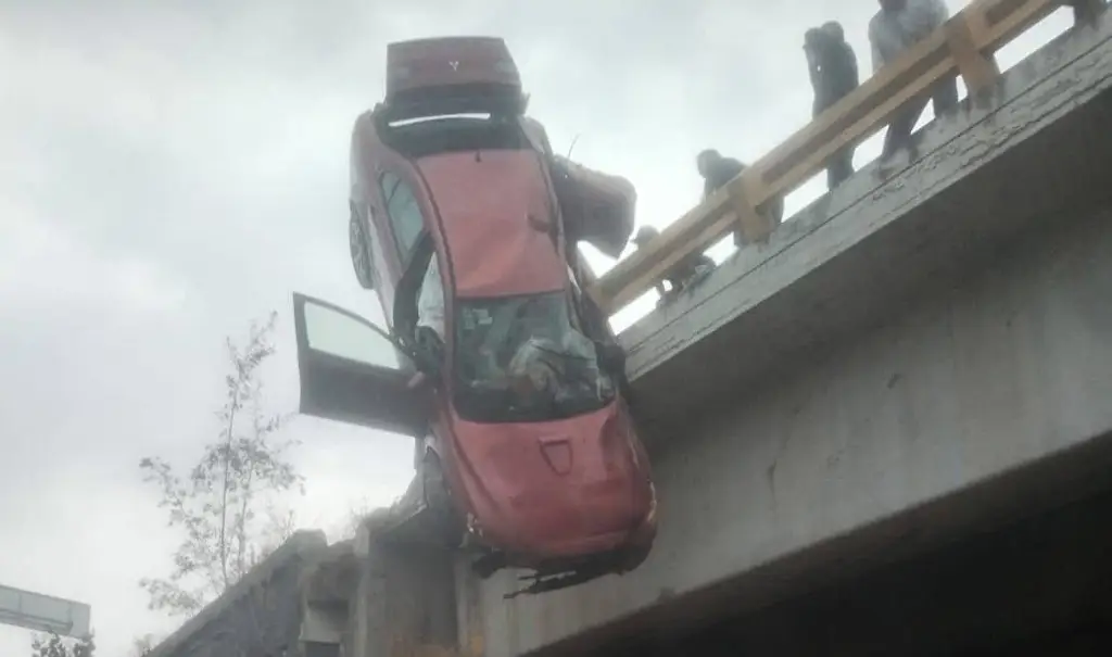 Auto queda colgado en Periférico Ecológico de Puebla; una mujer murió