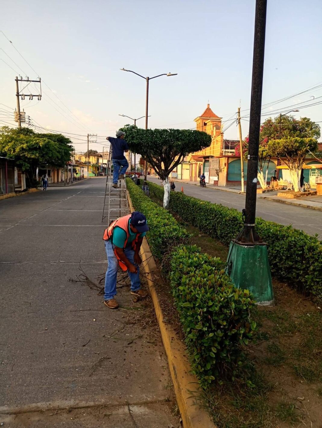 En Soconusco continúan los trabajos de limpieza permanente en la cabecera municipal.