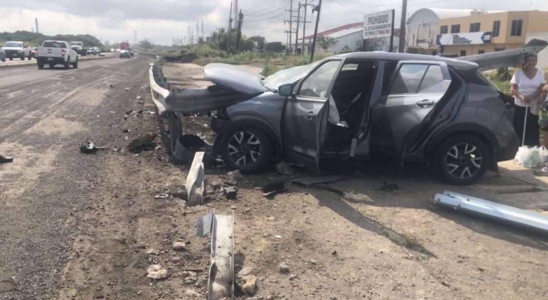 Auto se impactó contra el muro de contención en la Coatza Villa, conductor sobrevivió de milagro