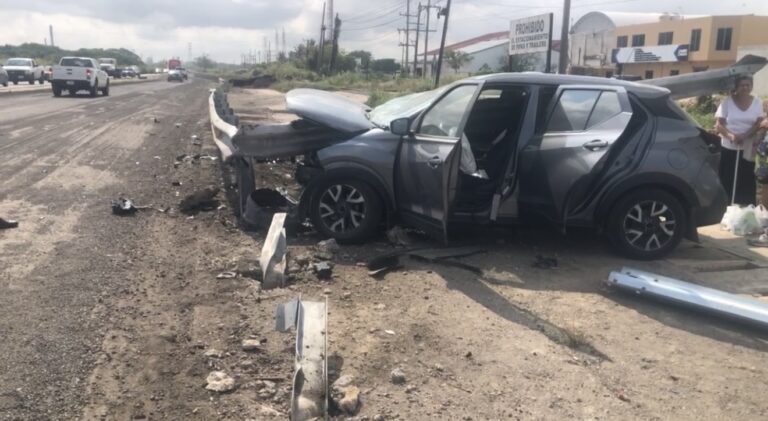 Auto se impactó contra el muro de contención en la Coatza Villa, conductor sobrevivió de milagro