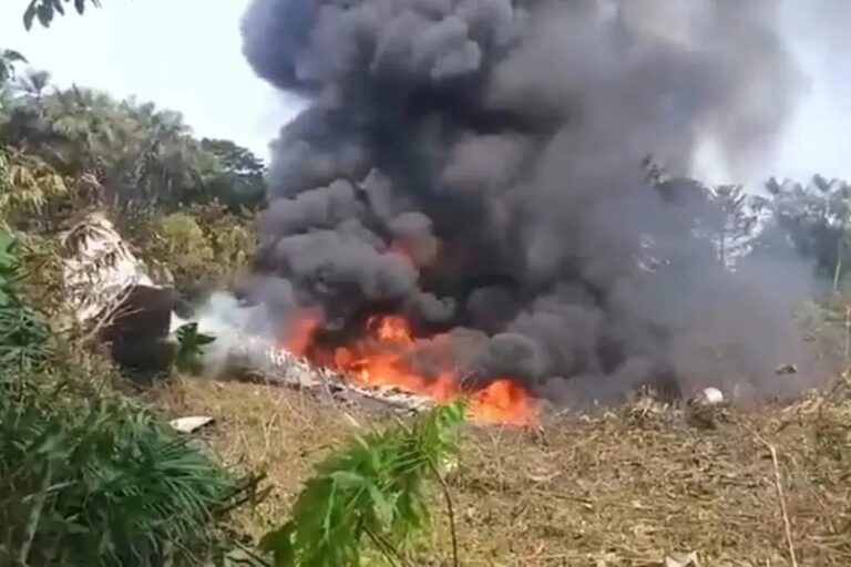 Confirman al menos 8 muertos y 83 heridos en accidente de avión militar en Colombia