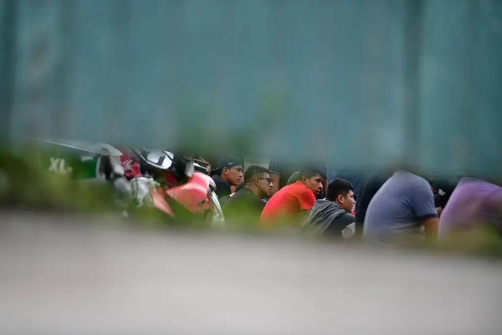 Rescatan más de 200 migrantes en tráiler resguardado en corralón de Xalapa