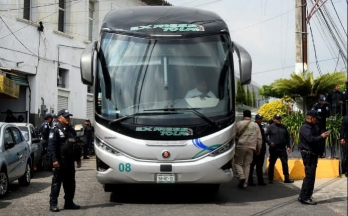 Trasladan a 229 migrantes hallados en tráiler en #Xalapa .