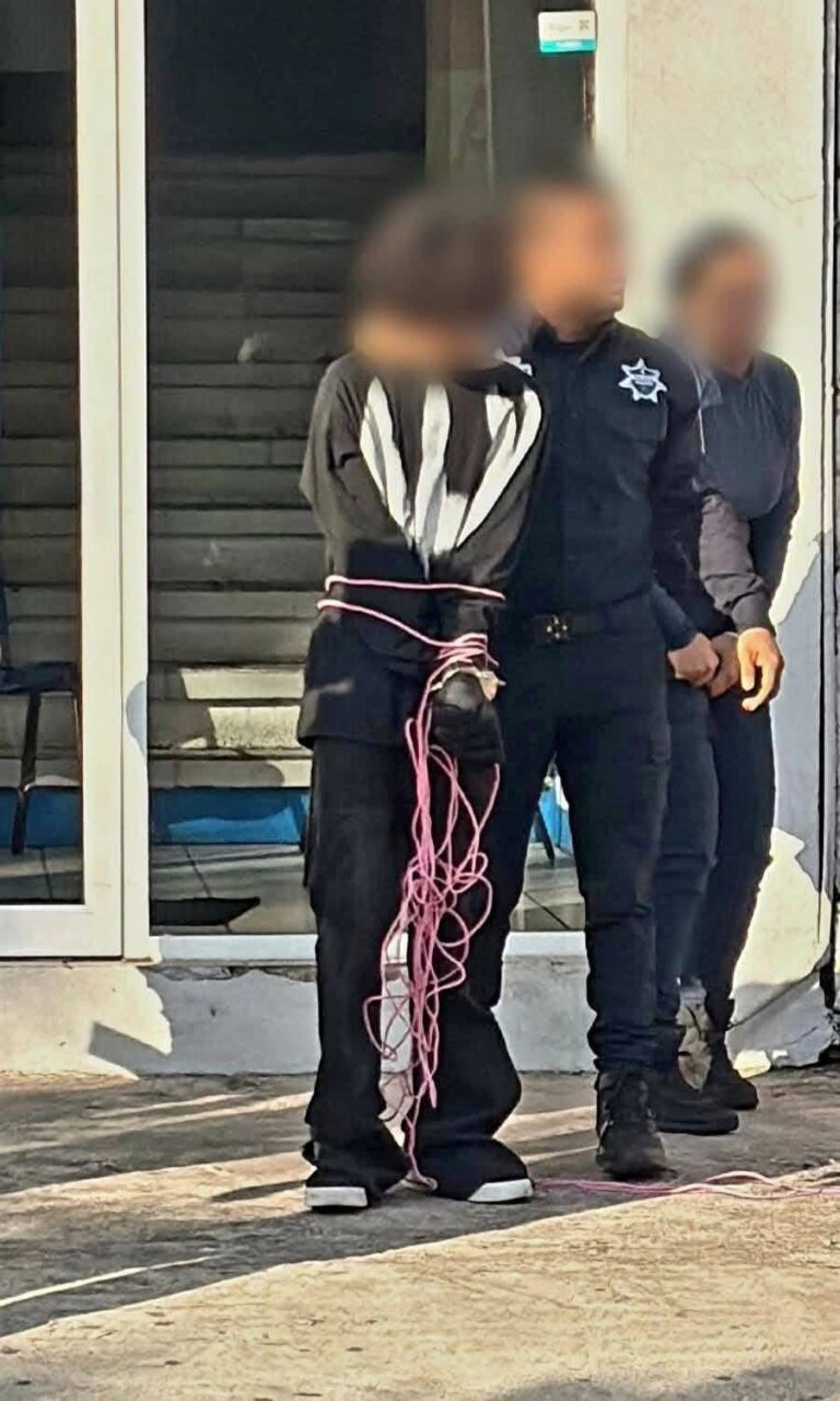 Alumno mat4 a maestras en su escuela.