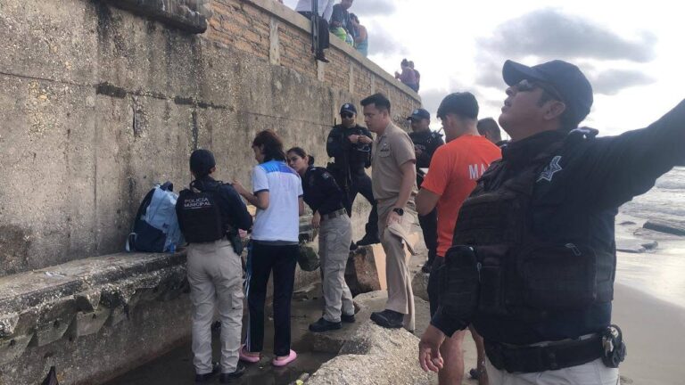 SE AHOG4 ESTUDIANTE DE COSOLEACAQUE, SU AMIGA FUE RESCATADA.