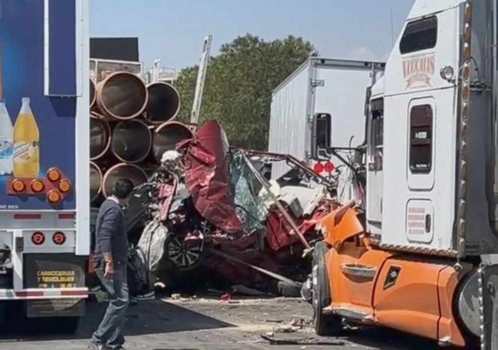 Dos personas muertas y 15 lesionados tras carambola de 15 autos en autopista de Querétaro