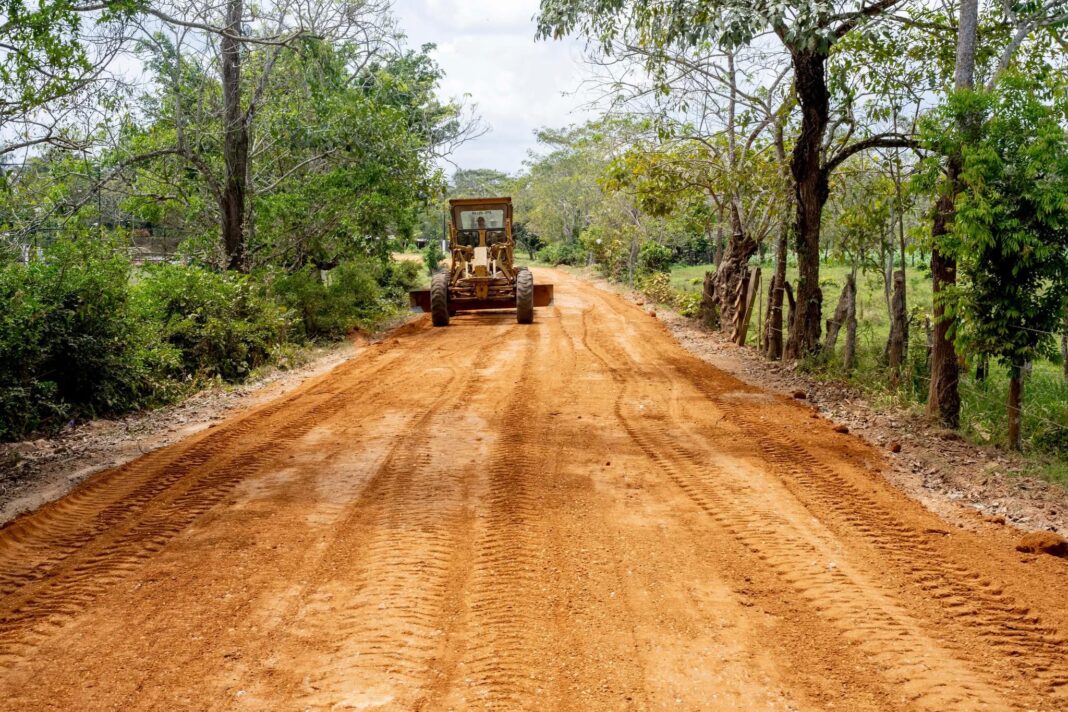 Gobierno de Oluta inicia trabajos de rehabilitación en el camino Oluta-Correa