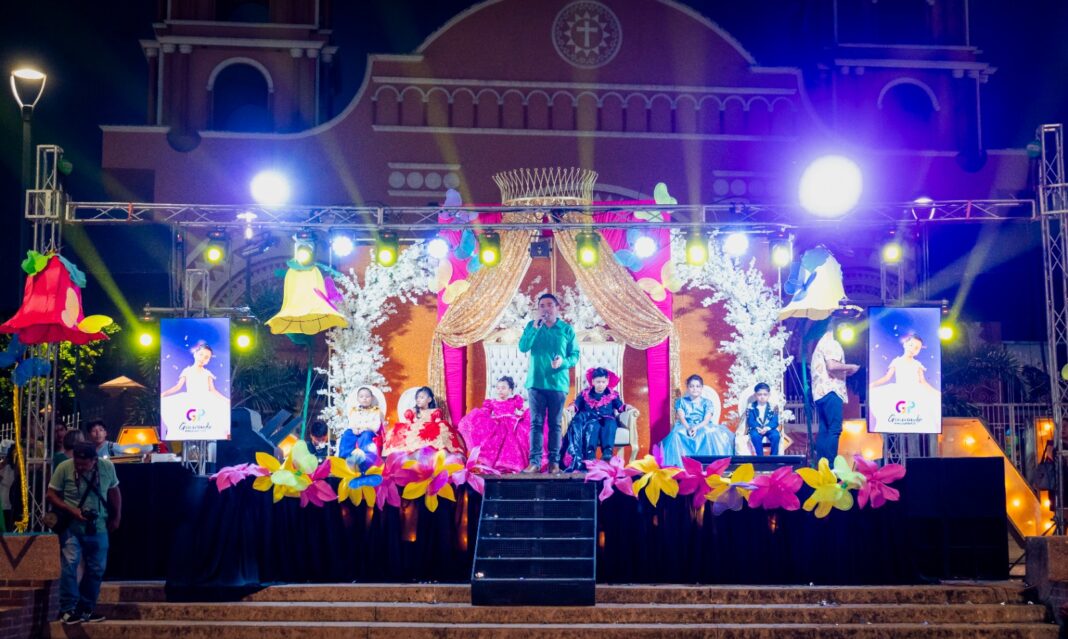 Coronan a los Reyes de la Primavera de la Escuela Primaria «Guillermo Prieto»: Hiromi Sugey I y Luciano I .