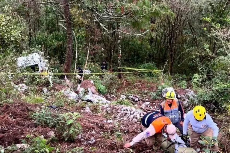 Cae auto a barranco en la Orizaba-Zongolica; hay 3 muertos