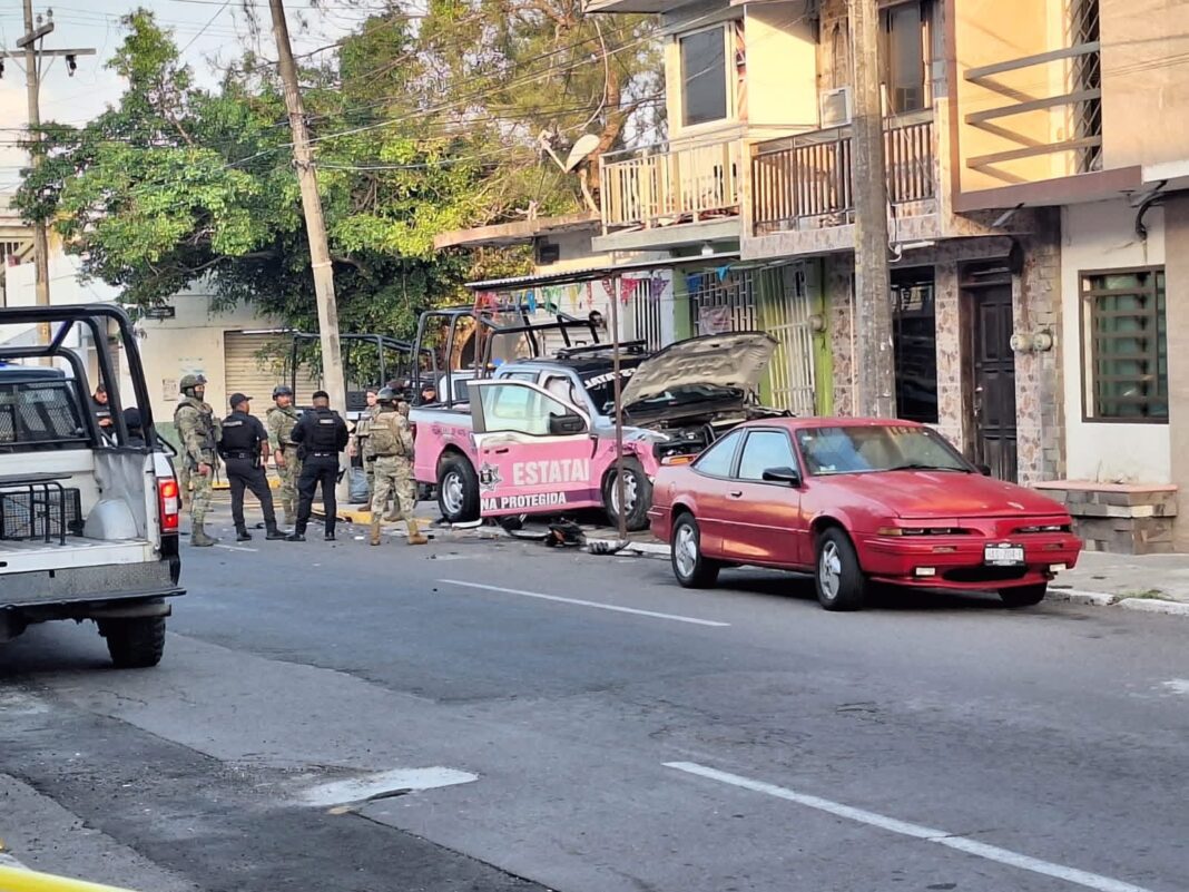 Chocan camioneta y patrulla de la policía en Veracruz; unidad se estrella contra casa
