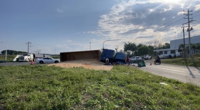 🚨🚧 Vuelca tractocamión en la carretera Transístmica; no hay lesionados