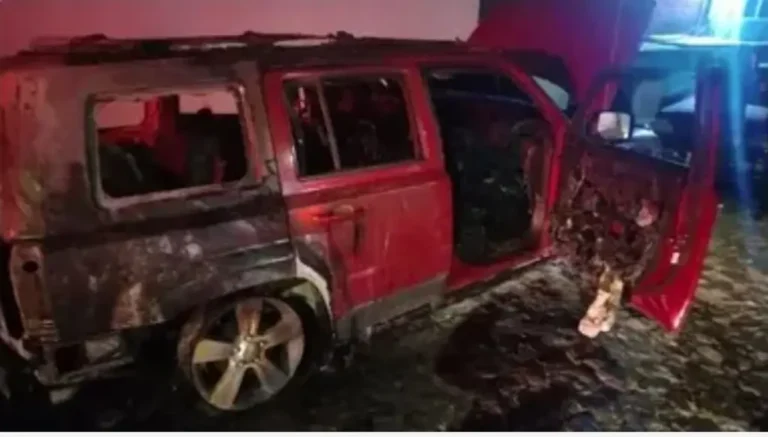 Comando ataca a balazos casa de familia y les quema dos autos