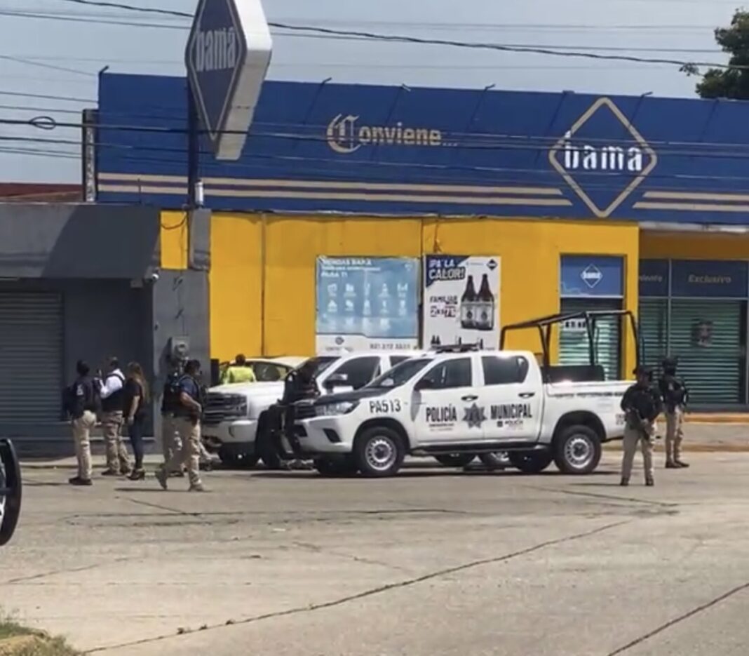 TRASCIENDE QUE BALEAN A POLICÍA TRAS INTERRUMPIR COLOCACIÓN DE «LONA CON MENSAJE» EN COATZACOALCOS