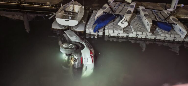 Cae con todo y camioneta al mar en Veracruz