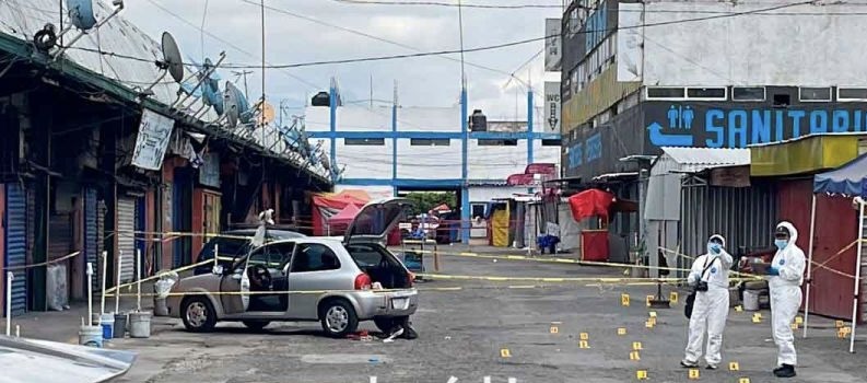 Mariachis encapuchados realizan balacera en el Mercado Morelos y dejan al menos tres heridos
