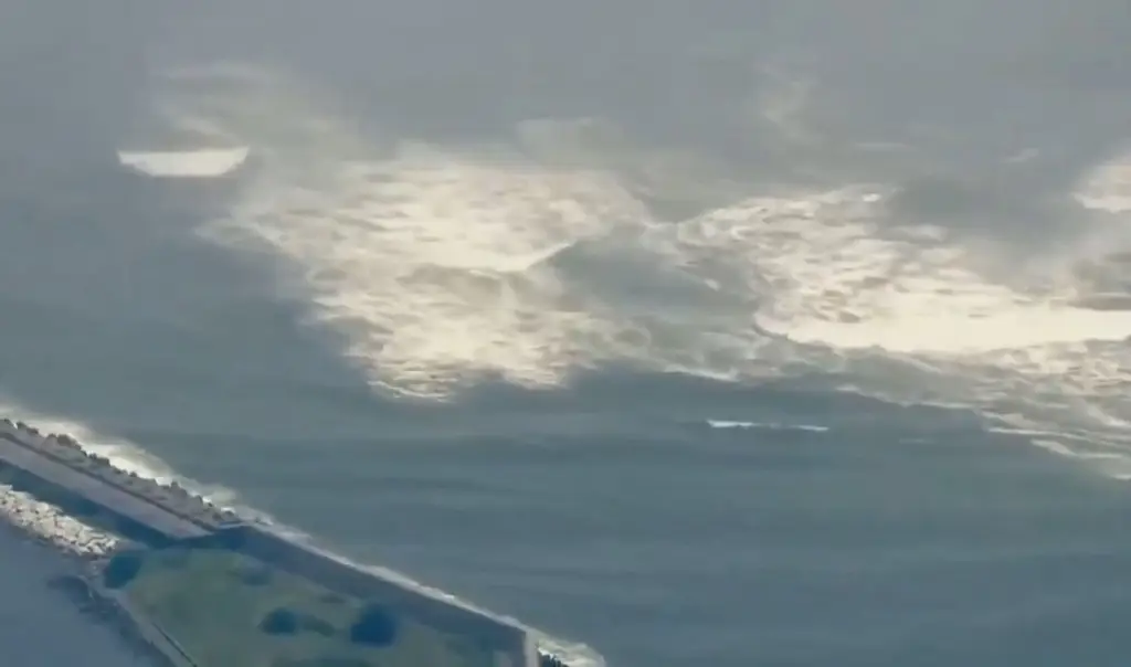 Primeras olas de tsunami impactan la costa de Japón tras sismo de 7.4