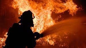 Fuerte incendio por pirotecnia consume 50 puestos en mercado de La Merced