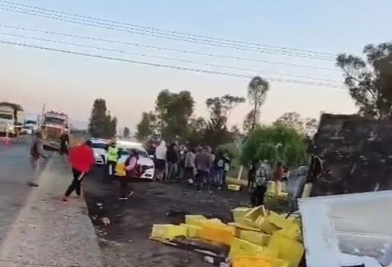 Pobladores rapiñan toda la carga de tráiler volcado. Hasta camioneta llevaron
