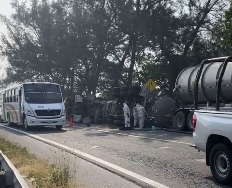 Vuelca pipa en el puente Caracol y colapsa accesos a Coatzacoalcos