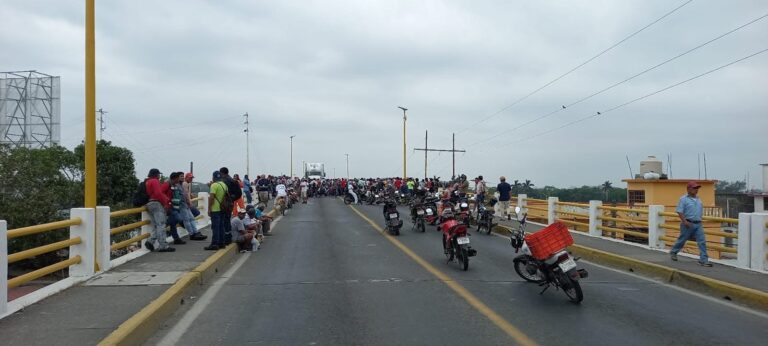 Bloqueo en el acceso al Puente Tuxpan