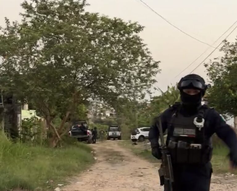 Se registra enfrentamient0 entre civiles y policía estatal en el barrio la palma de Acayucan.