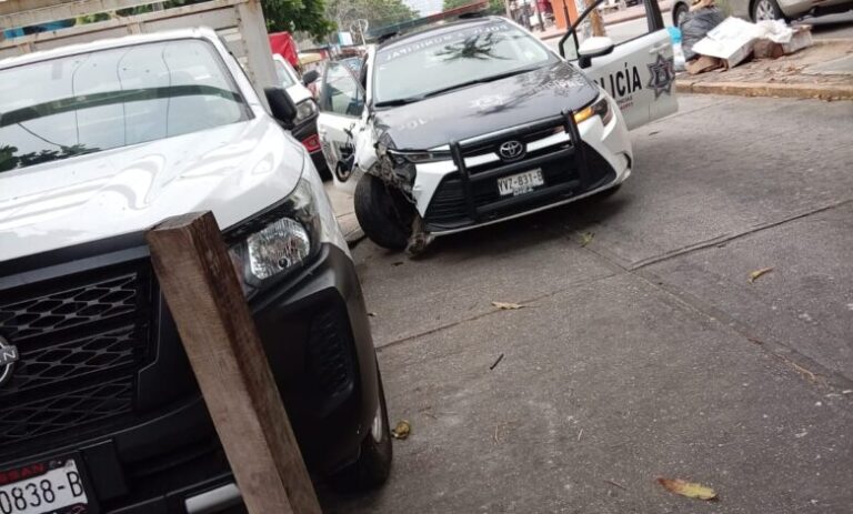 Choc@ patrulla de la Policía Municipal en el malecón antiguo de Coatzacoalcos
