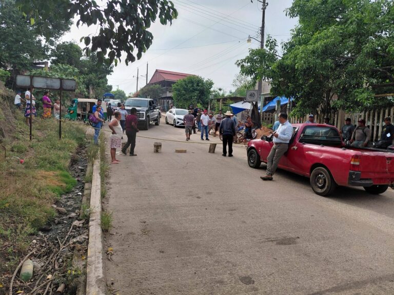 Cierran carretera Acayucan-soteapan