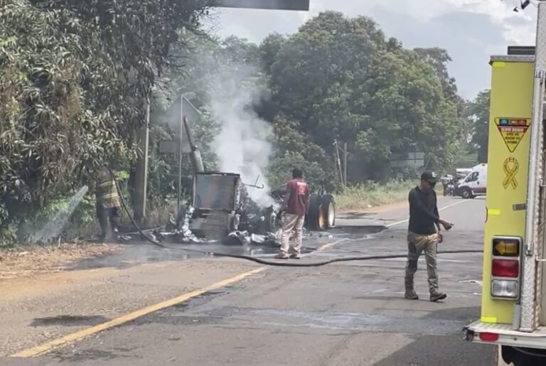 Se incendia tractocamión cerca de la desviación del ITSA