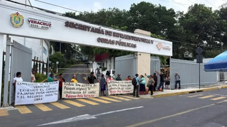 🚧Habitantes de Pajapan protestan en SIOP, exigen rehabilitación de carretera