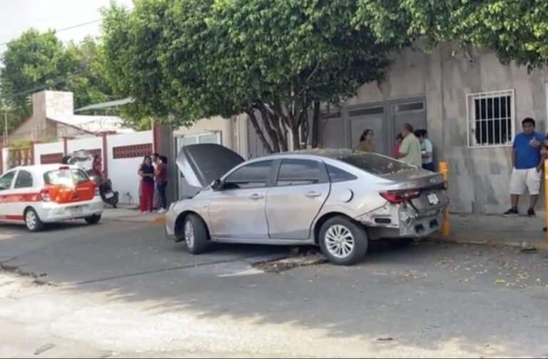 Explota vehículo afuera de clínica particular del barrio Villalta.