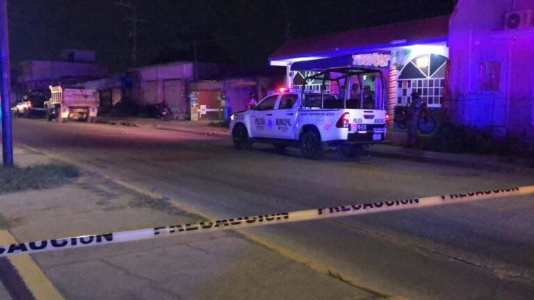 3jecutan a parroquiano en bar de Coatzacoalcos; su acompañante resultó lesionado