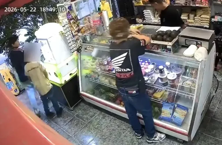 Menor prende fuego al cabello de un joven