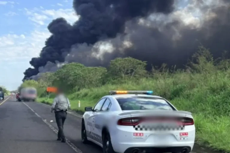 Vuelca pipa cargada de diésel en la Poza Rica-Carde