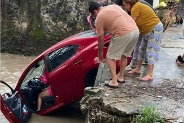 Cae con todo y automóvil dentro de canal