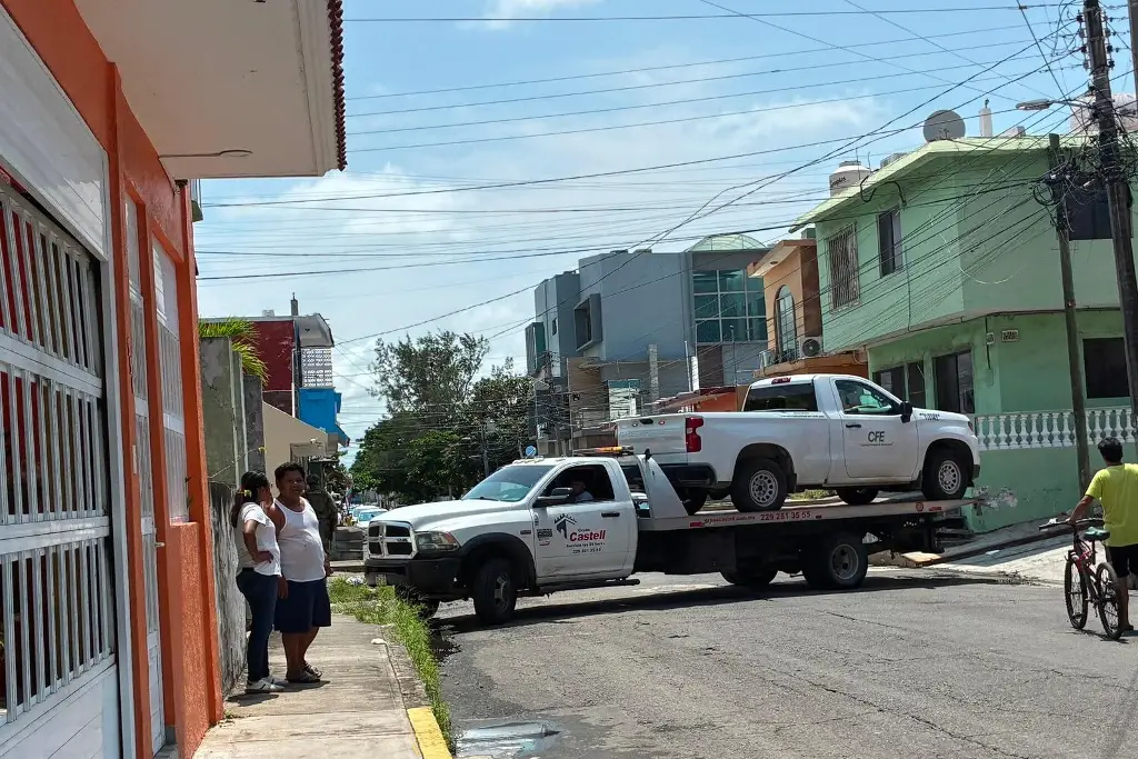 Camioneta de CFE atropella y mata a mujer en colonia de Boca del Río