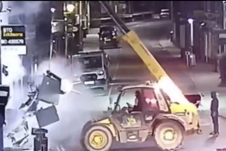 Con retroexcavadora, roban cajero automático